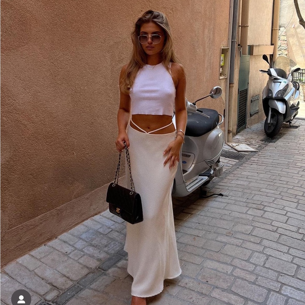 Beautiful satin effect skirt with tie